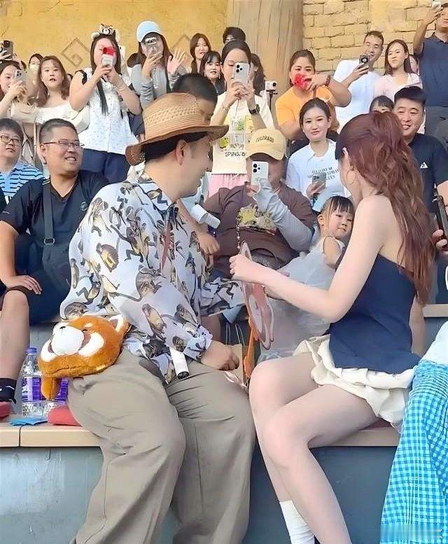 38岁生日这天，沈梦辰没等来一场高调派对，反倒被路人拍到和杜海涛、长辈一起逛郑州
