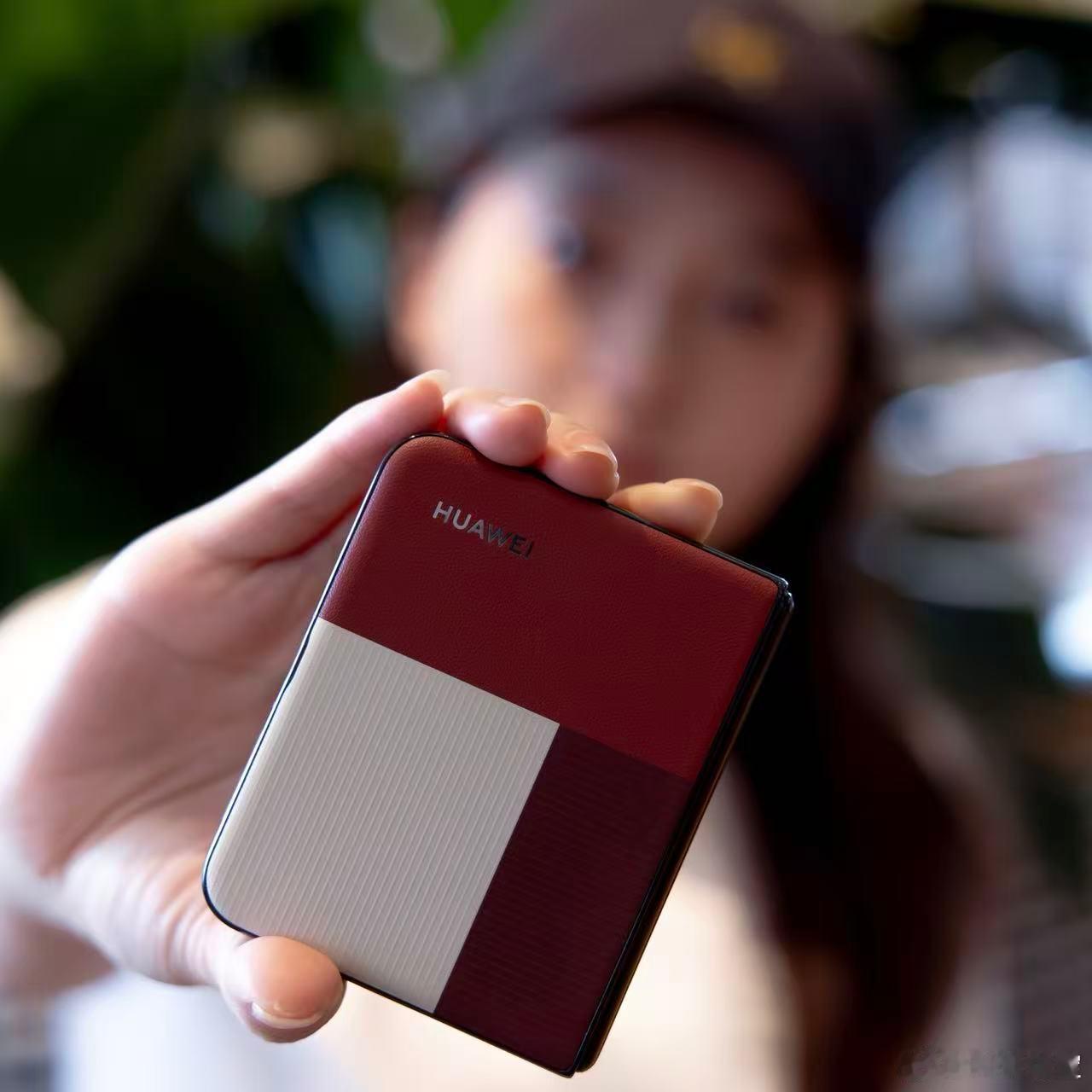 华为Pura X的比例确实舒服，不仅尺寸小，外屏的界面也很实用，不知道即将到来的