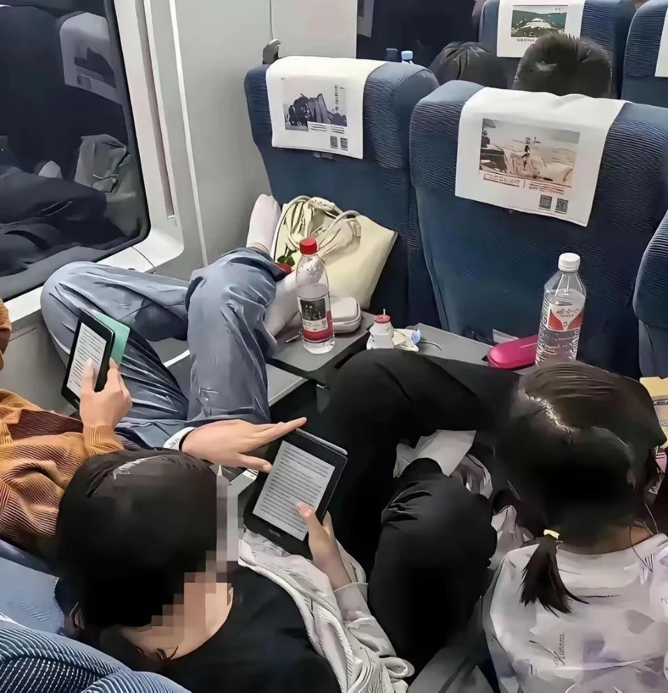 大家看到了吧，这就是这一代年轻人和老年人抢座的素质