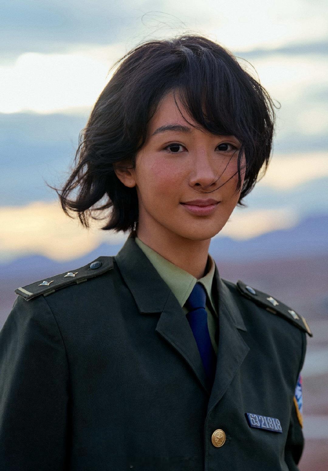 杨紫白菊V榜断层登顶《生命树》开播第一天杨紫白菊V榜就破九断层登顶了，这就是剧花