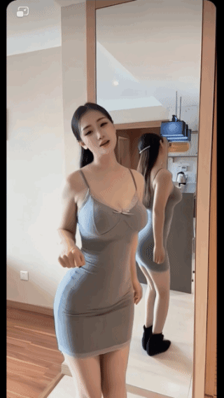 纯属颜值，
没有任何技能！
凝脂肌肤，
俊俏脸蛋，
魔鬼身材，
仪态迷人！
颜值