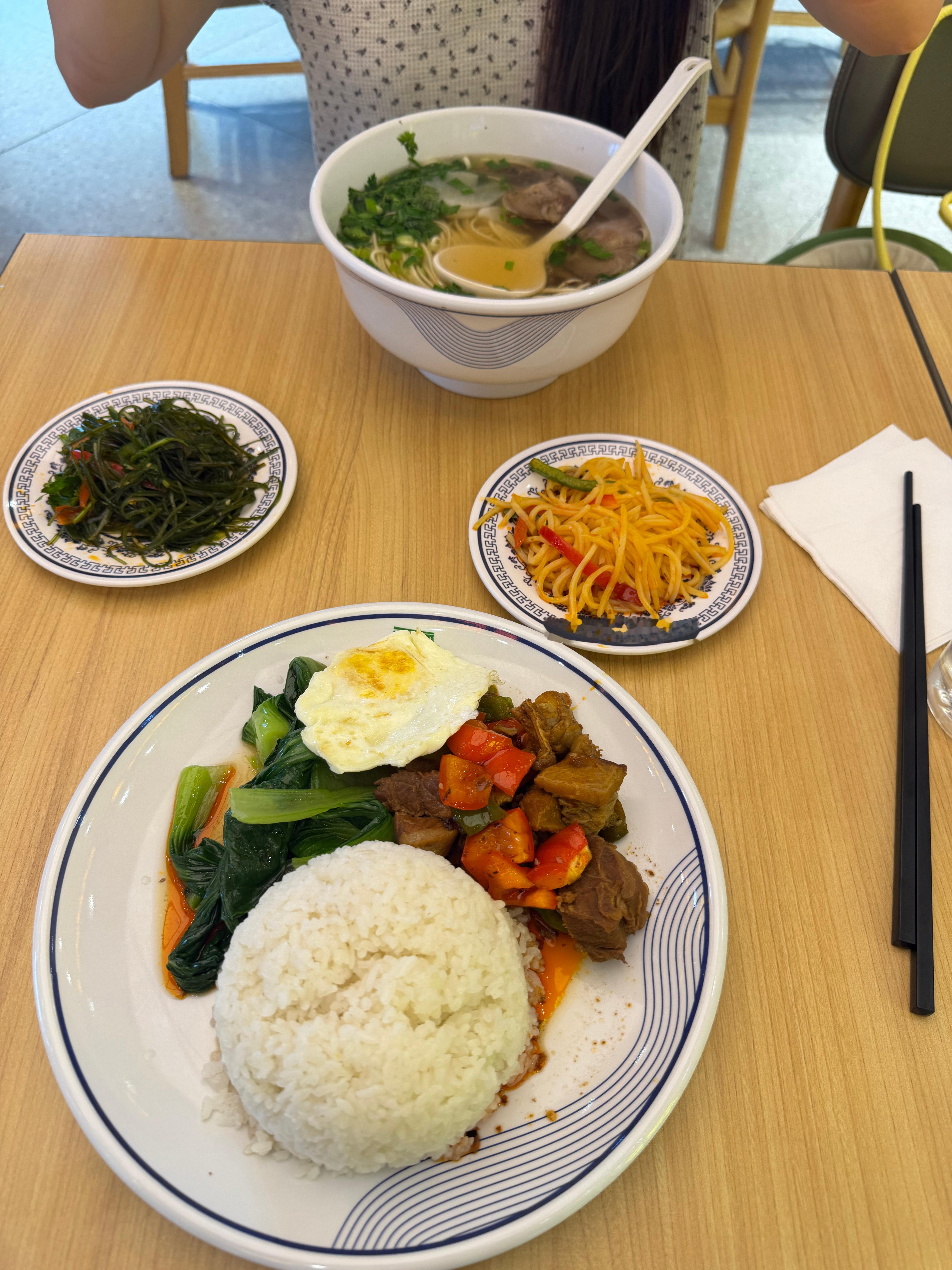 阿尼哈瑟哟～好激动宝宝们，这是我第一次去🇰🇷！！！！还有20分钟登机，现在在