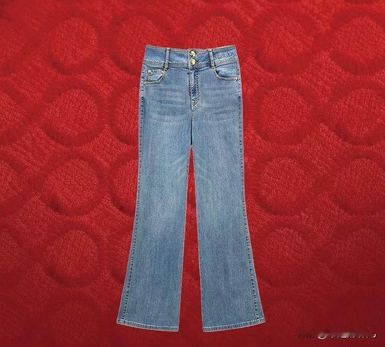 今年又流行微喇牛仔裤了，
是不？
去年清一色的阔腿裤，
今年微喇牛仔裤悄悄抬起头