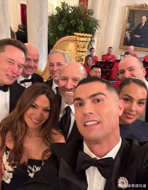 葡萄牙球星C罗现身特朗普为沙特王储举办的白宫晚宴，被特朗普点名夸奖。“我儿子是C