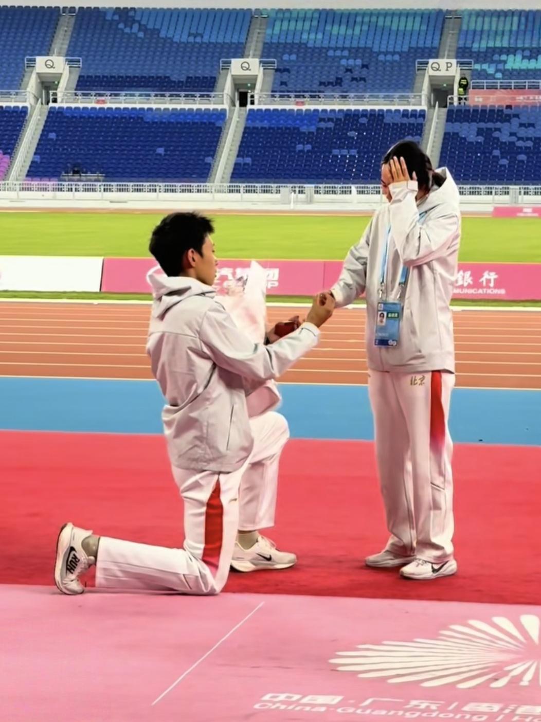 无声的求婚震耳欲聋，张萌宇单膝跪地求婚徐娟，7年爱情终成眷属，残特奥的赛场不止有