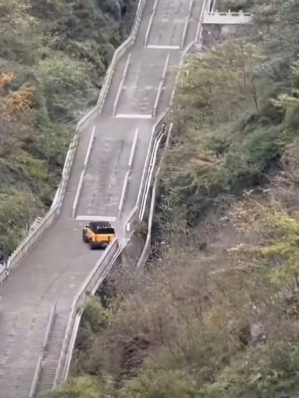 我到现在都想不明白，奇瑞是对他们的车自信的已经过头了吗居然想要复刻路虎来传播自己