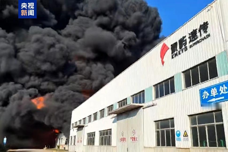 青岛黄岛大火现场浓烟冲天🔥
8月2日17时黄岛七星河路象屿速传仓库突发火情，仓