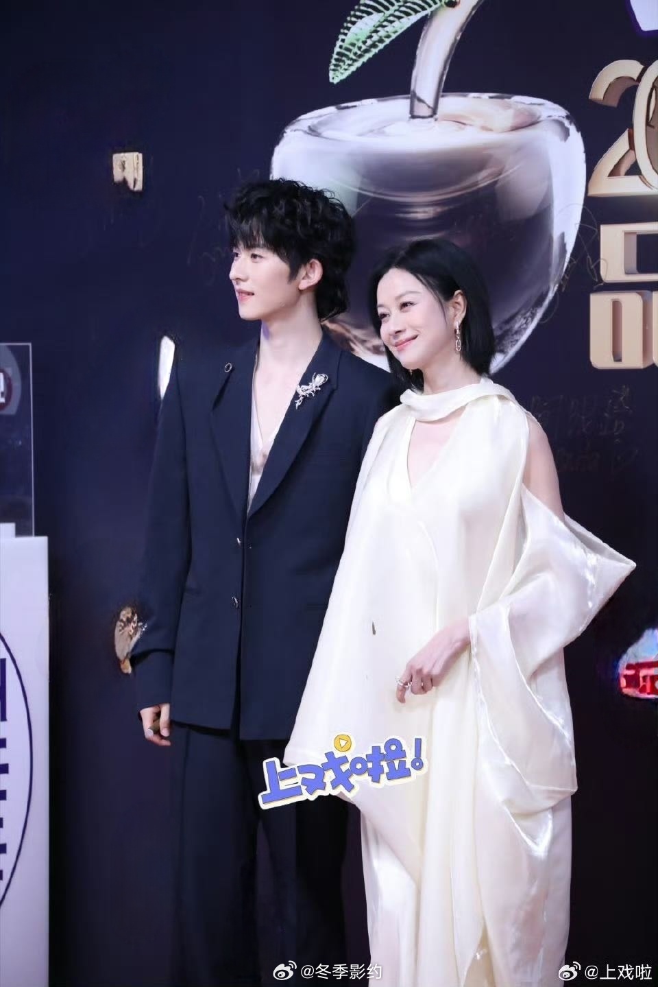 倪虹洁走完红毯天塌了 刷到倪虹洁在红毯上不小心把笔划到礼服的片段，当时她签得专注