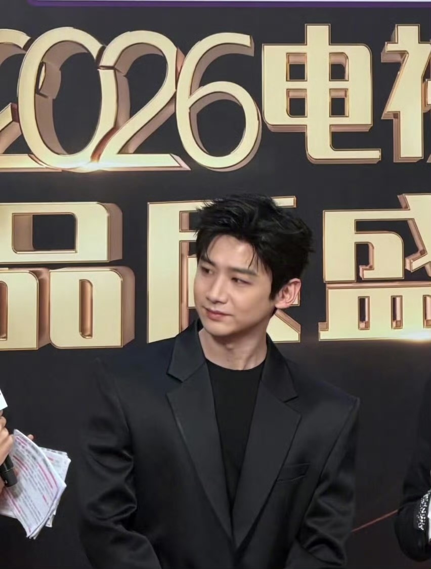 白敬亭品质盛典活动生图，状态真好 白敬亭开毯 电视剧品质盛典