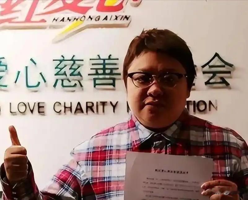 初观此人，霸气四射，爱憎分明，豪气云天，执言坦荡，舞台上如此，生活中亦如此。一句