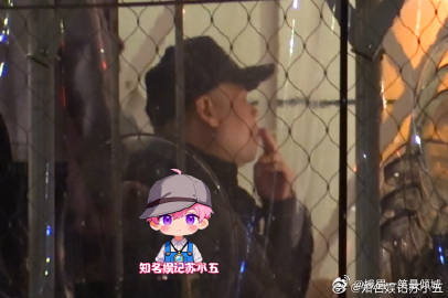 岳云鹏室内抽烟 岳云鹏聚餐时室内吸烟，神态和经典表情包高度重合，画面十分搞笑。 