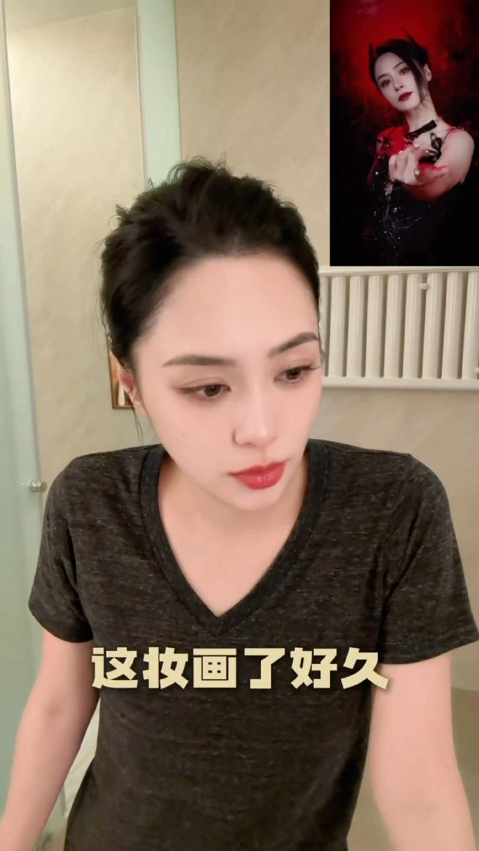阿娇卸妆应该只是洗去了唇膏和脸上的灰尘吧，妆前妆后五官完全没有变化，44岁的素颜