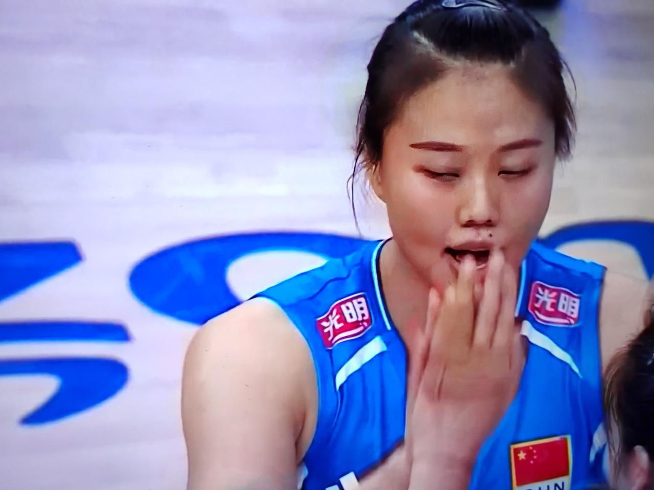6月22号世界女排联赛土耳其站的比赛，中国女排对阵土耳其女排，第一局中国女排21