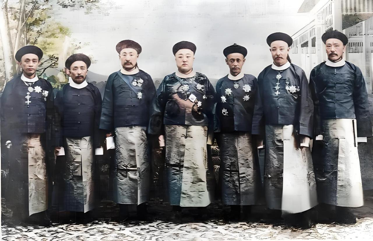 这张照片，定格了载洵、萨镇冰等官员前往欧洲考察时的瞬间。画面里，他们身着传统的清