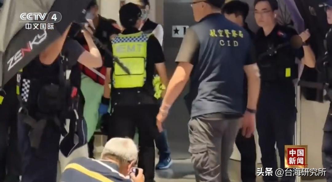 台湾桃园机场发生劫持事件

9月12日晚上的事
该男子使用刀具劫持了地勤
未造成