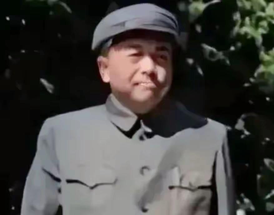 在板门店签完字的当天，去前线，看见了当天牺牲的年轻战士直抹眼泪，彭总不停的说: