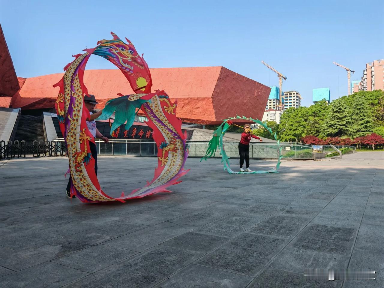 上海客人来到武汉，清晨在辛亥革命博物院广场舞龙！
