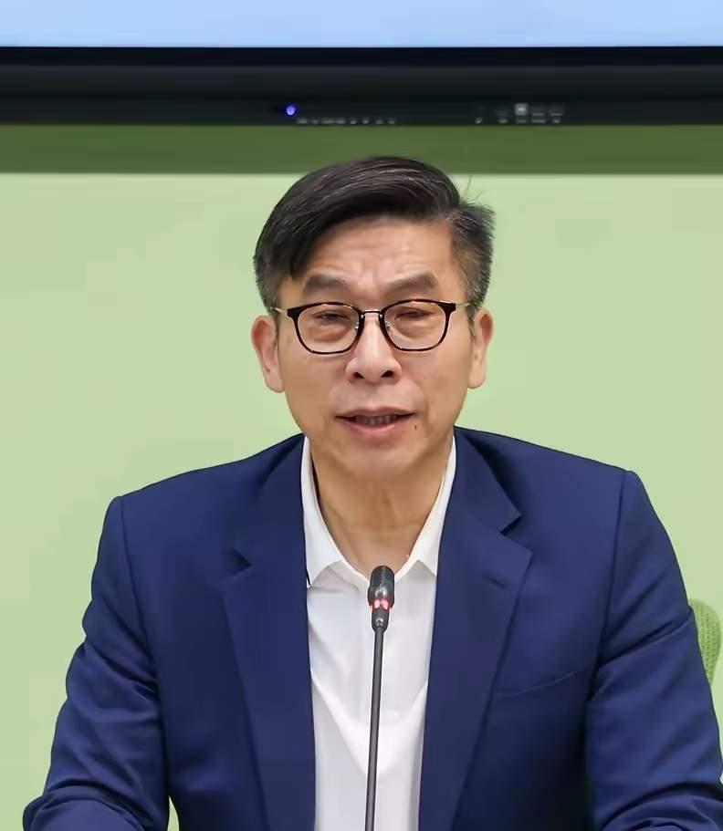 今日钟佳滨在接受采访时酸，他之前率团去日本只能跟“自民党总裁高市的桌子合影”，希