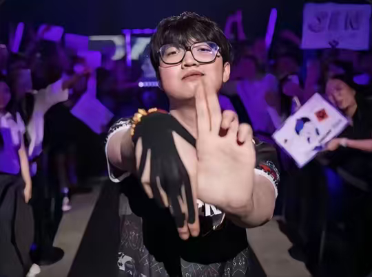 我不得不拿出我们瓦圈大明星ZmjjKK的这个经典手势了跟LOL选手学习摆Pose