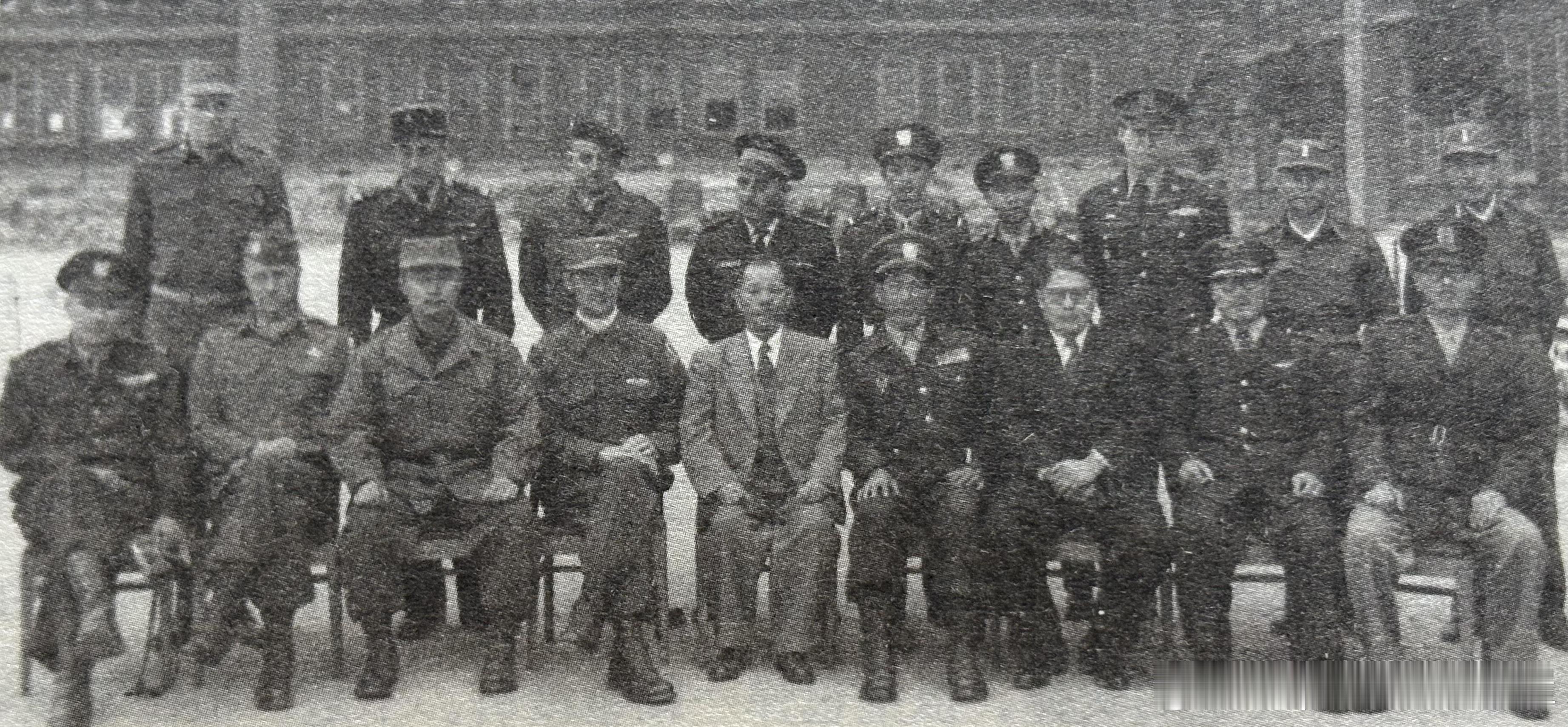 1953年秋来韩国考察军事训练情况的法国和越南军事代表团访问位于釜山的国防部军事