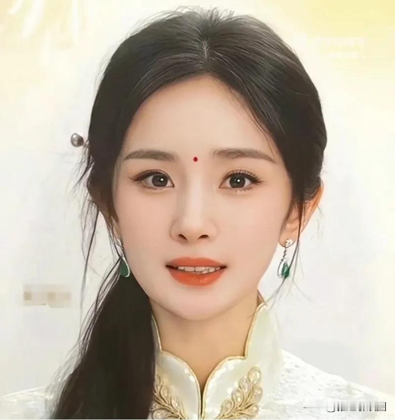 杨幂眼睛非常漂亮，眉目好看的人在眉心点痣，能让人把目光更加集中在优势眉眼处，锦上