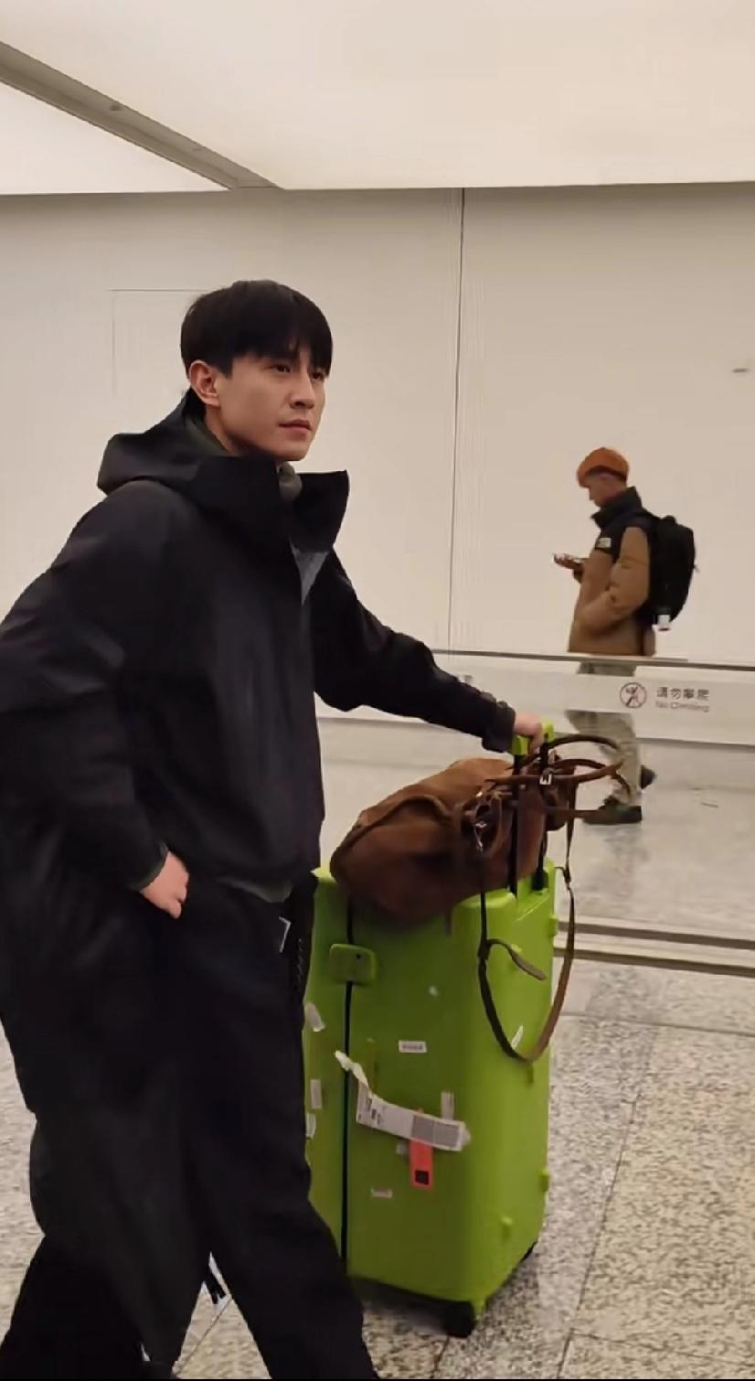 昨晚小孩叔刘萧旭已到杭州，全程看上去好温柔，好帅，和以往有点不一样哈。
    