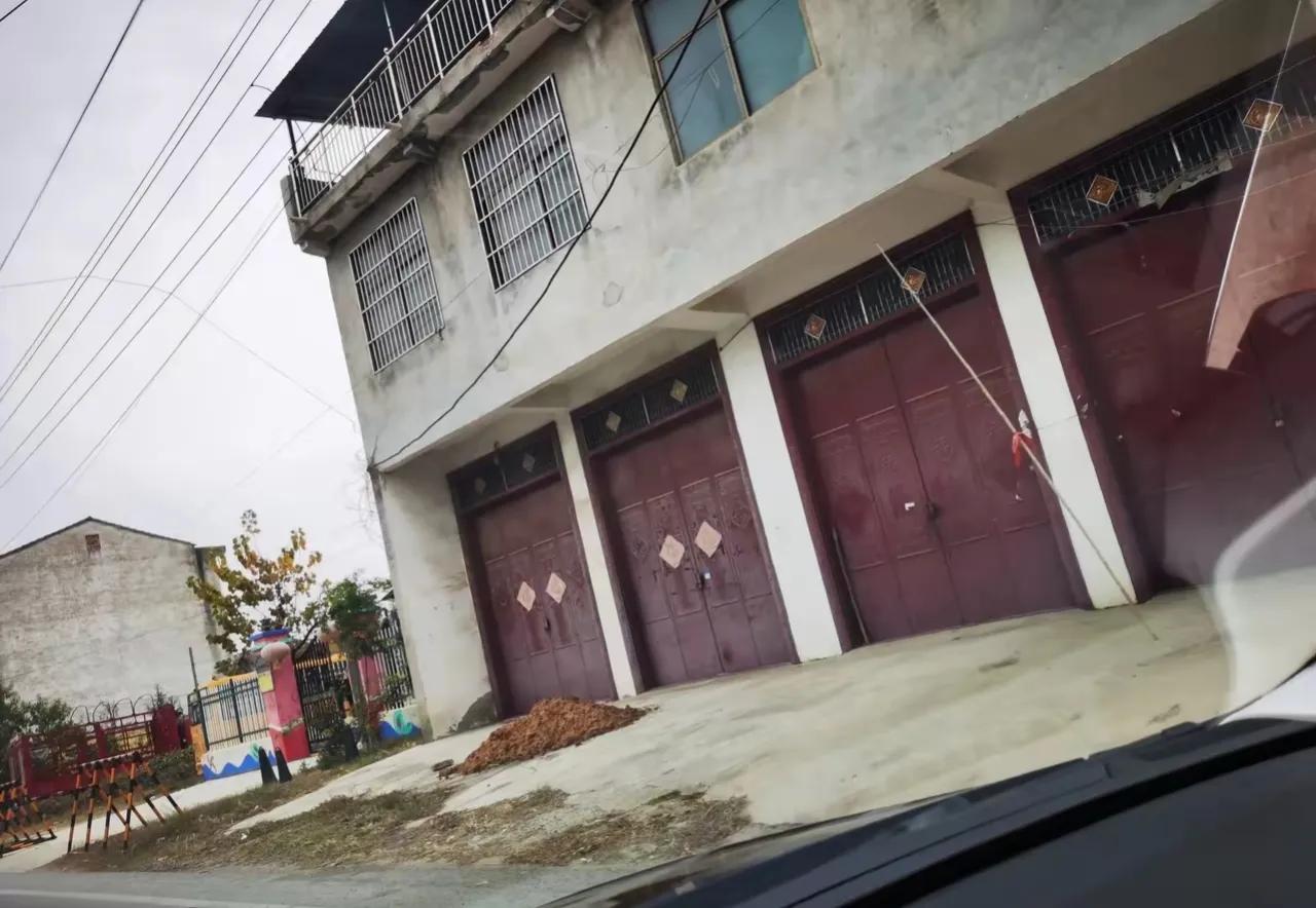 路过农村，很多家里房子挺好的。
可是门都关着，好像平时没有人住，
过年了会热闹些