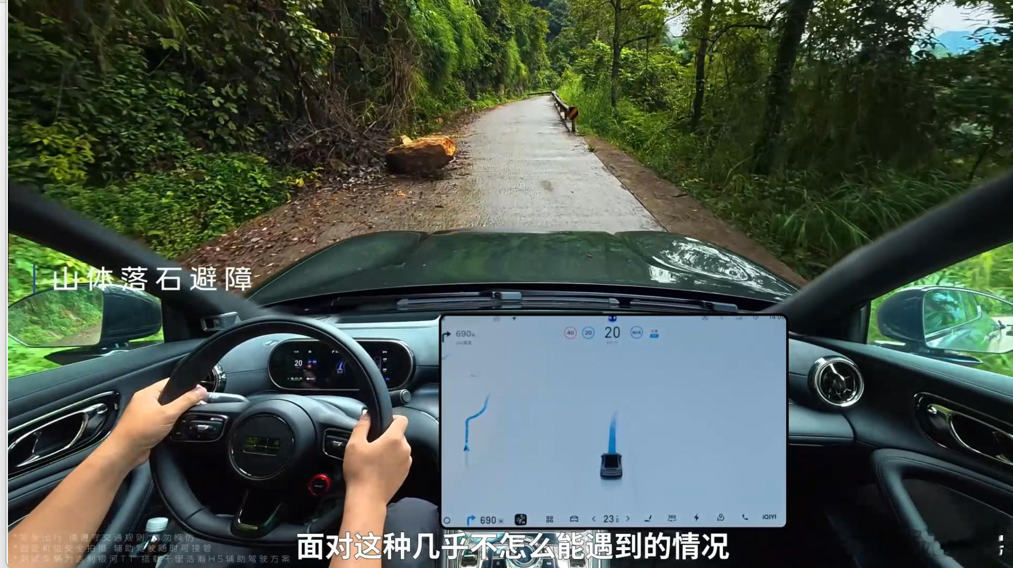 盐津，一座被两山夹一河挤出来的县城，道路窄到不足2.7米，没有标准车道线，行人、