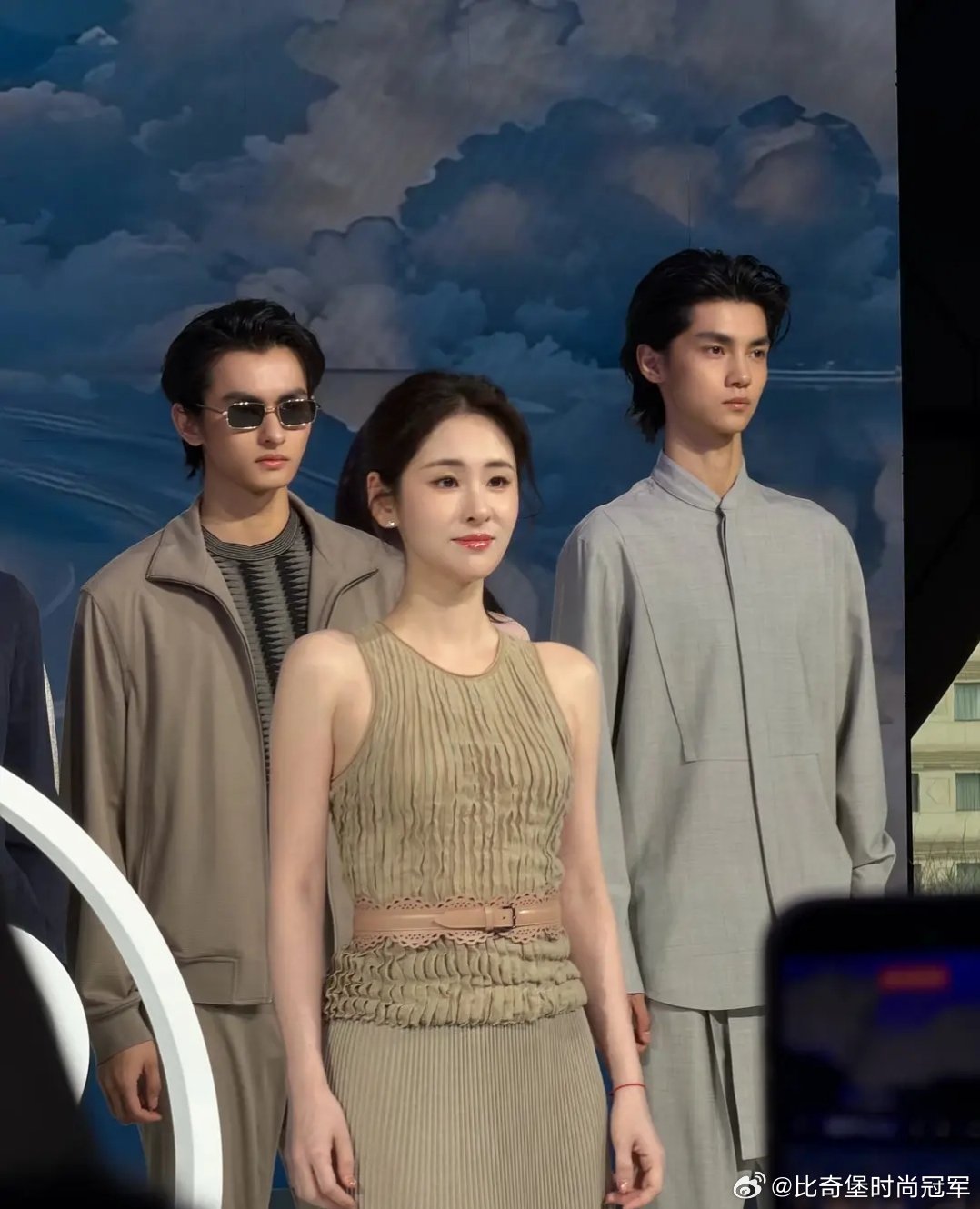 她在唱歌综艺里面一直颜值服化道在线 每次出现都好看的 张碧晨身材真的不错 