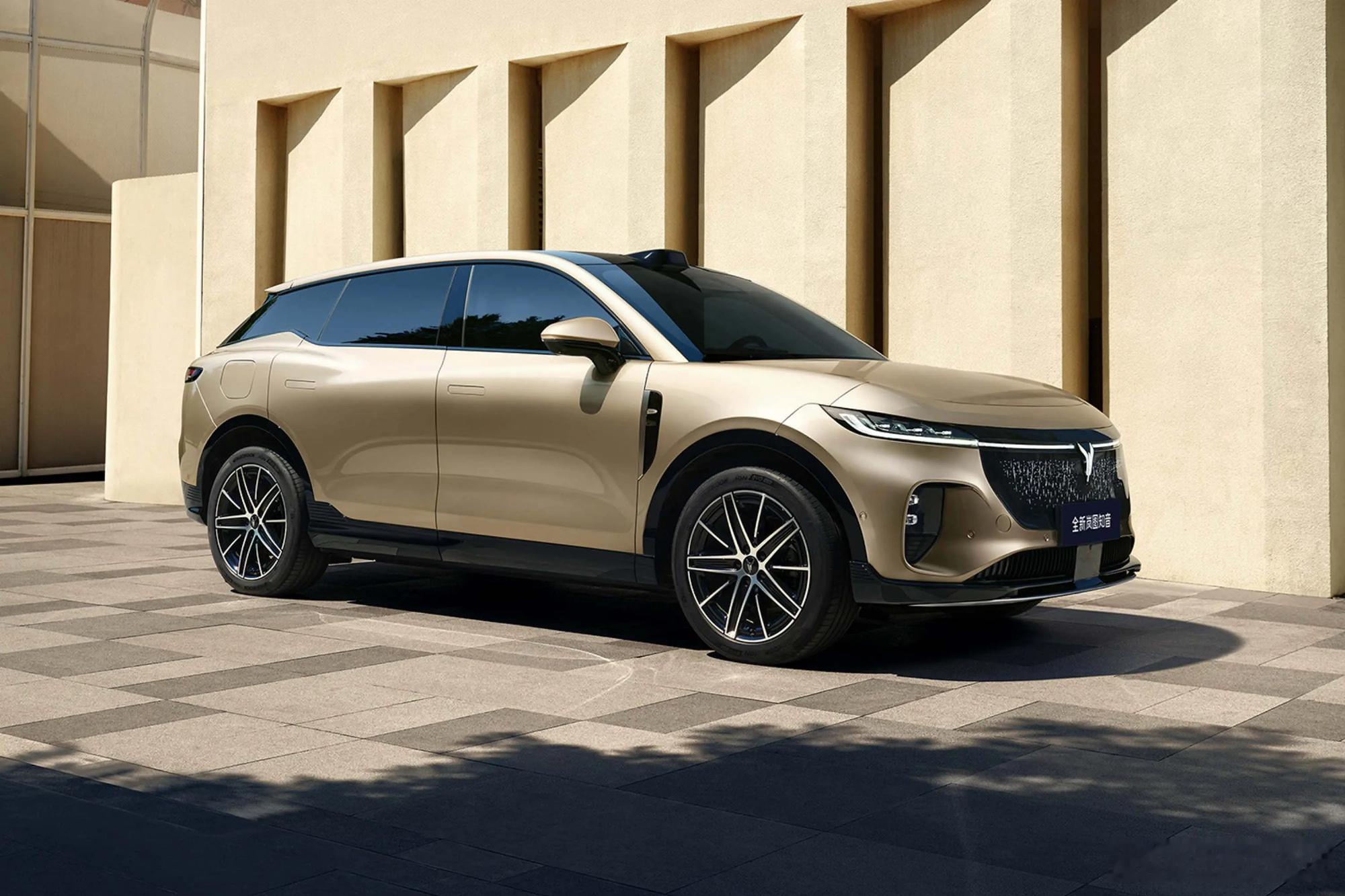 华为智驾全家桶上车，日常通勤和自动泊车省心不少，尤其那个窄车位遥控泊车，实用度拉