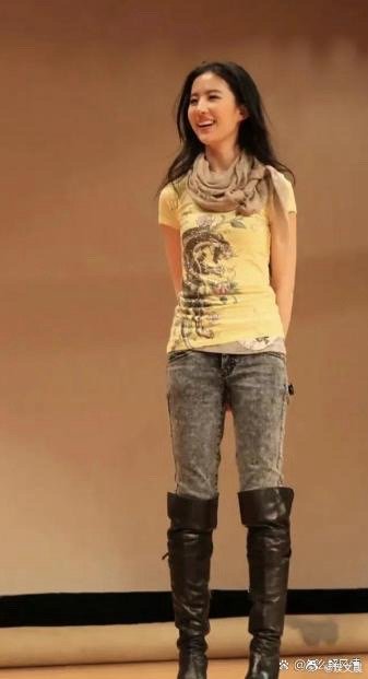 刘亦菲的迷之审美太圈粉！对雪花裤爱得深沉，频频上身却穿出独特韵味，自带慵懒随性的