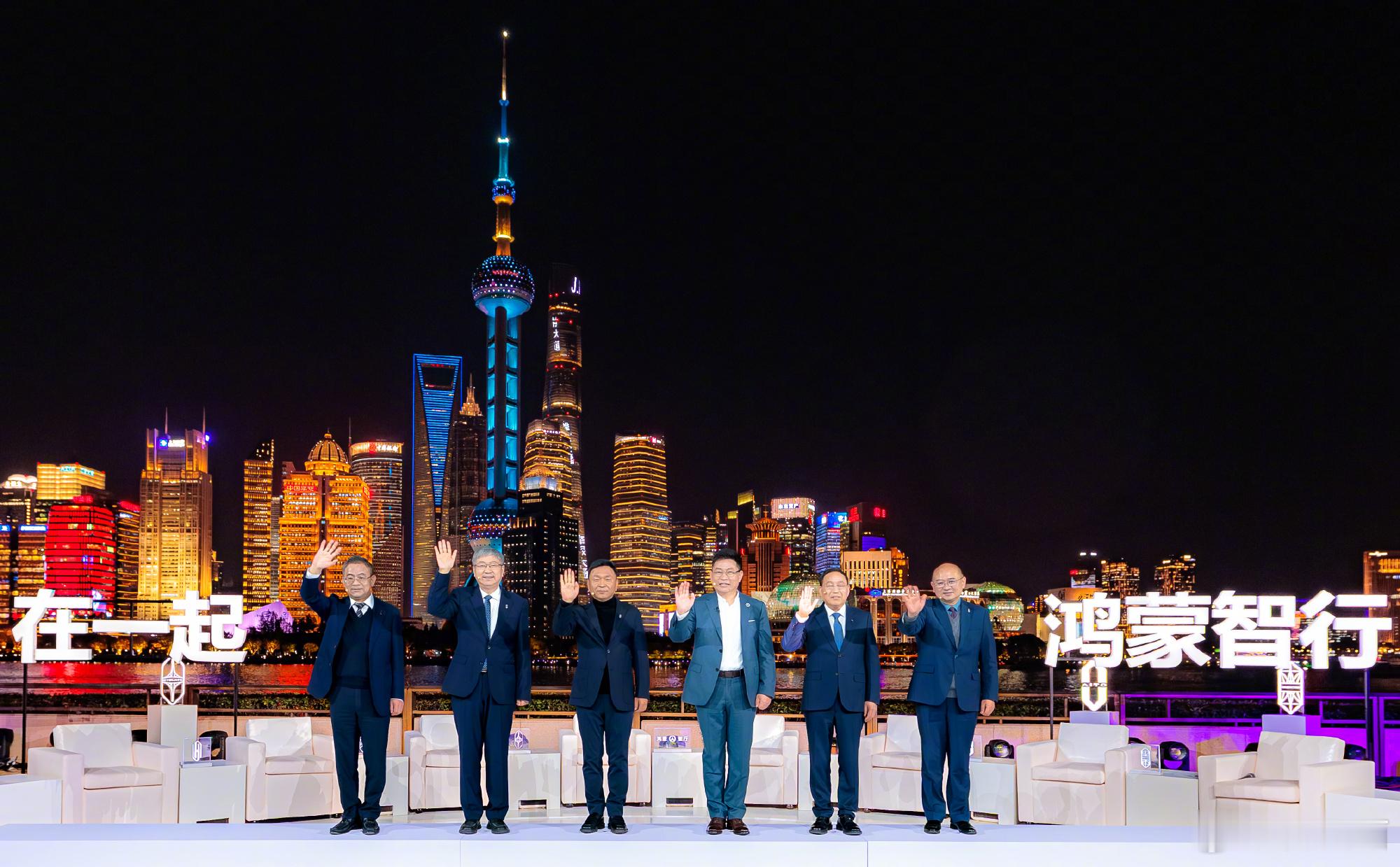 华为不造车，但是华为通过鸿蒙智行（五界）和华为Hi模式，深度参与到汽车市场，这招