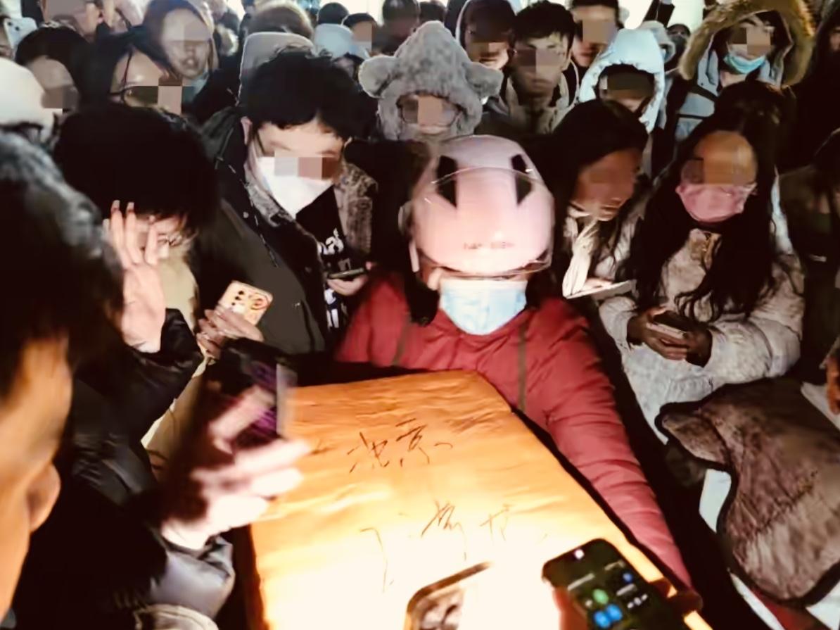 清北“鹅腿阿姨”靠摆摊卖“鹅腿”年入百万，如今账号被封。

早年间阿姨在北大卖水