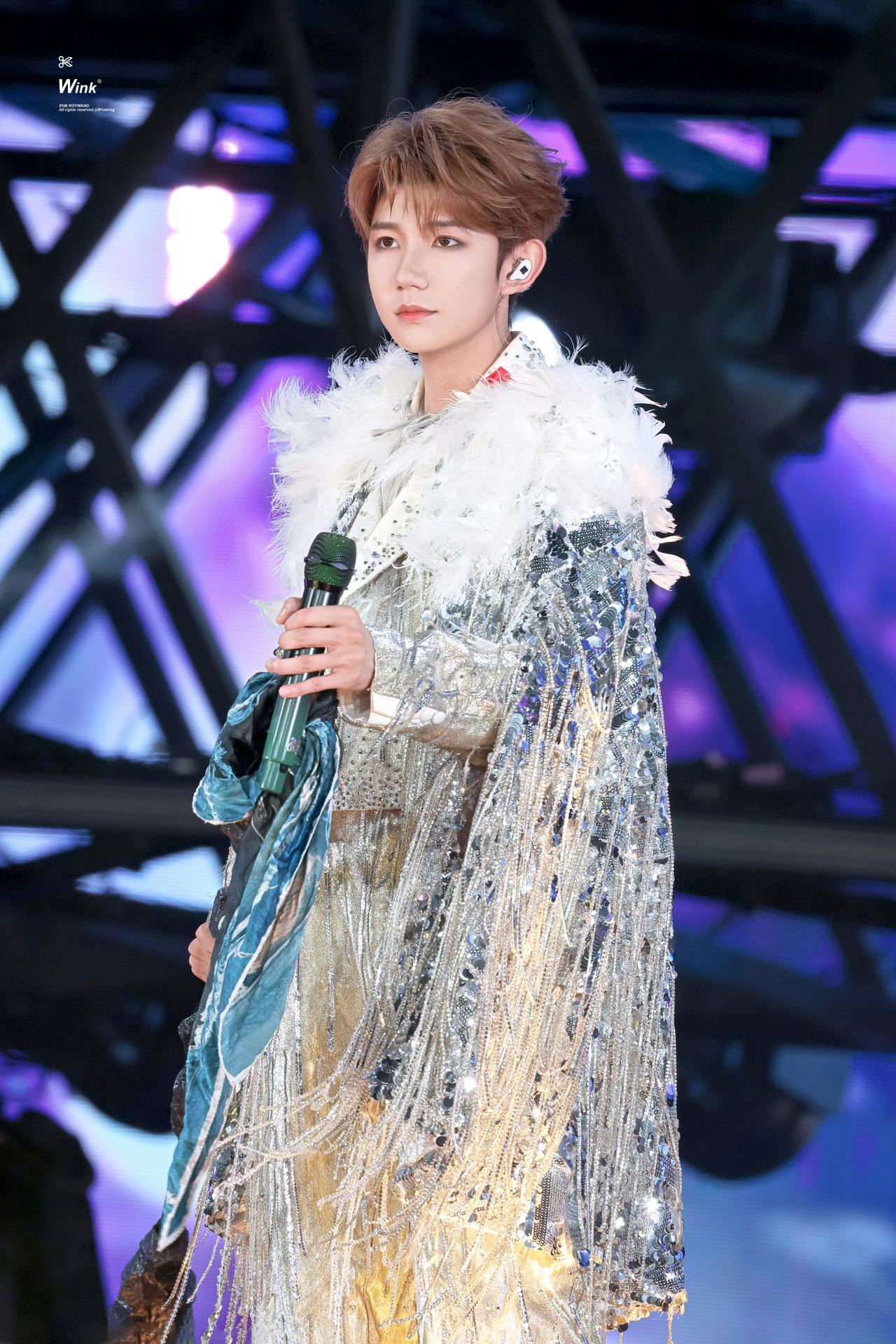 王源一句话让几万人低头看手机 王源南京演唱会降温妙招：群发冷笑话！几万人同时低头