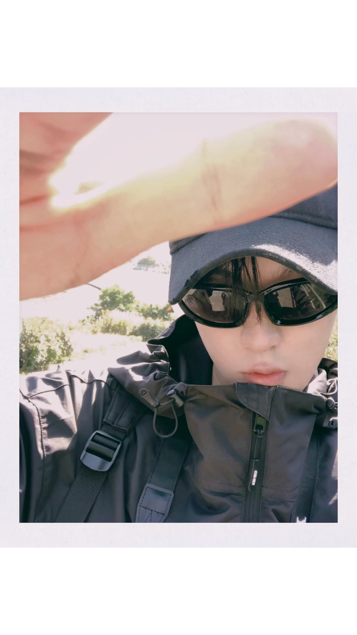 田栩宁空降超话营业，有温暖的重阳节祝福，也有登高望远的帅照！柠檬水好幸福～[期待