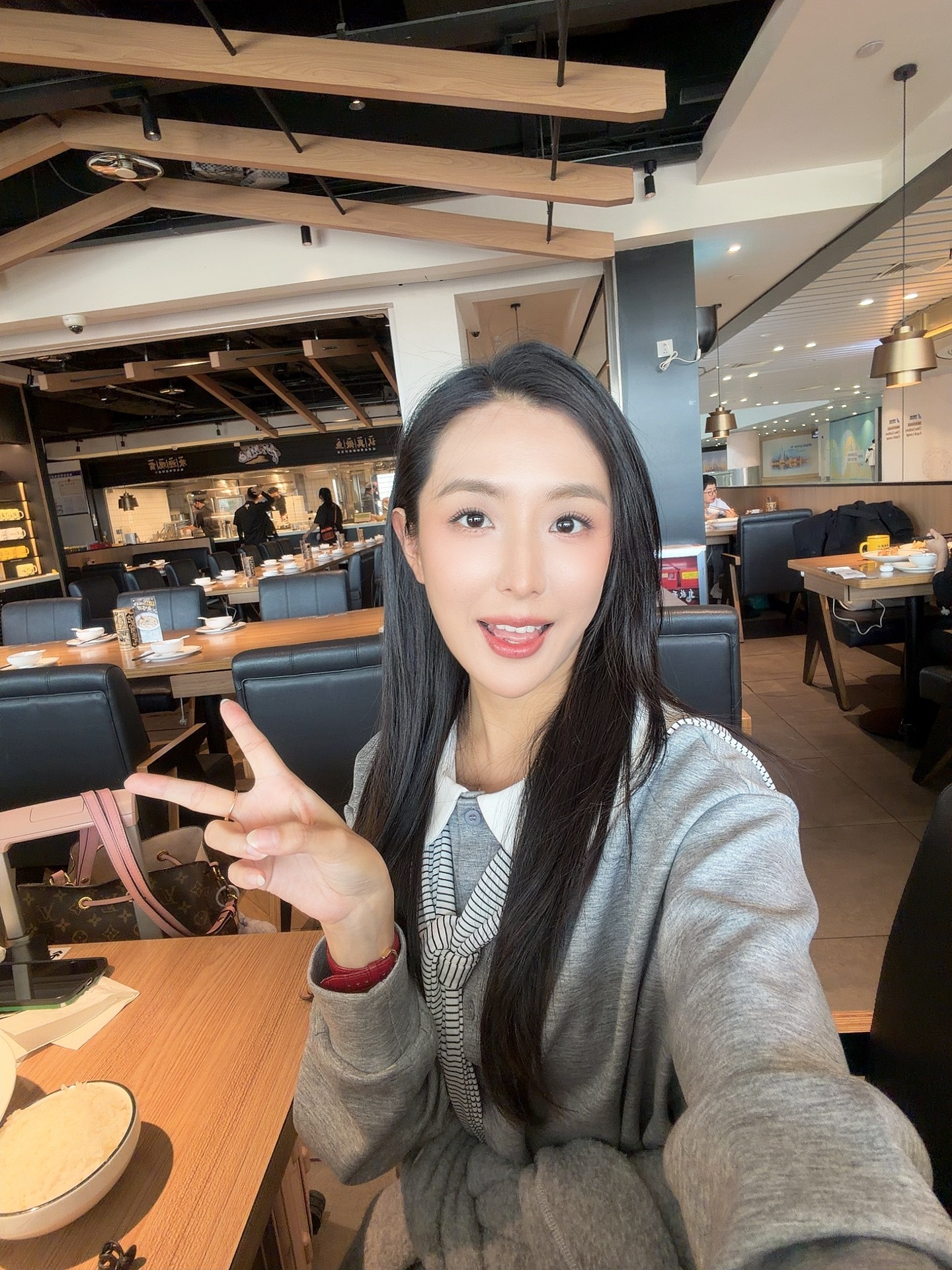 等下又要飞一个人在机场吃个酸菜鱼吧 广州·白云机场北站