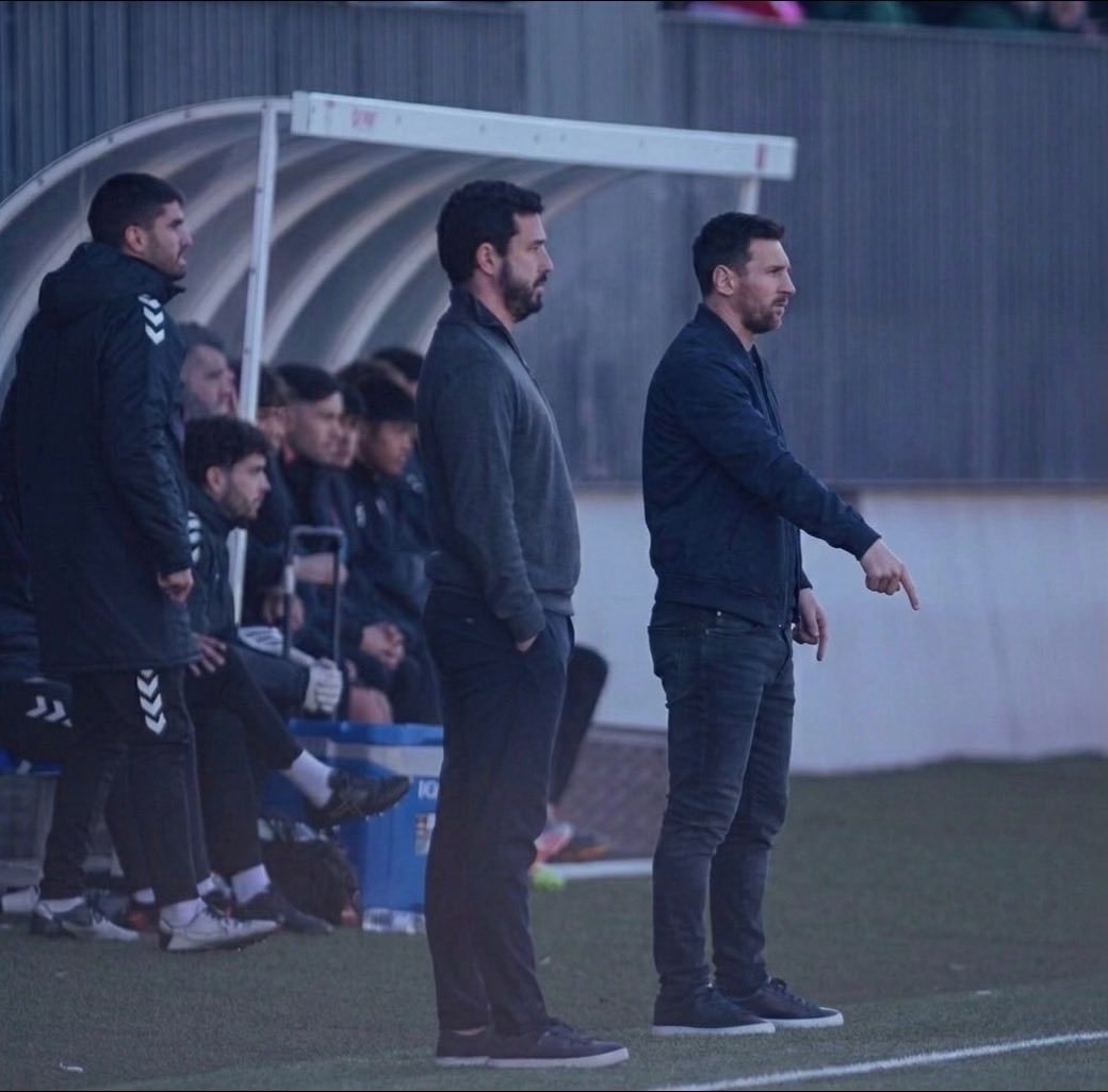 Cornellà俱乐部更新TikTok｜“训练开始！🙂↕️⚽️”梅西