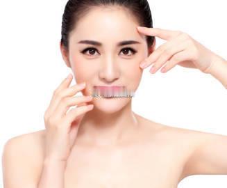 印堂是位于两眉之间，山根之上的部位。通常想要看一个人的财运和其他运势到底好不好，