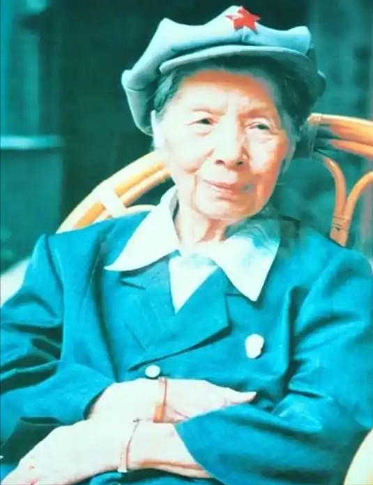 1936年，她竟然在长征途中诞下了一个女婴，产后的恢复只能寄希望于草地上的嫩芽，