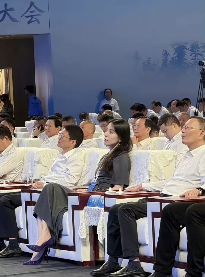 搞笑内涵图 老板娘颜值还是可以的，尤其那双紫色 