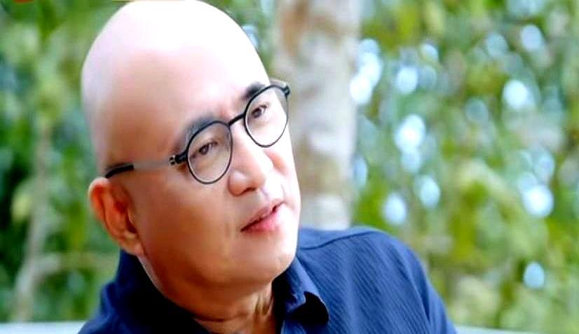 都以为胡静嫁的是豪门，结果她家是管整个马来西亚“排队”的。
 
人家管的，是人生