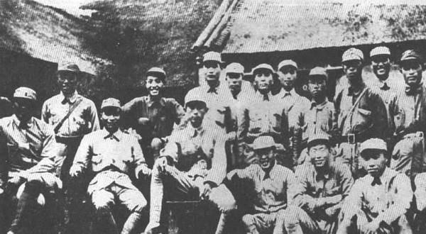 1938年，八路军军事部长中了埋伏，被叛军扣押，情急之下想要掏枪硬拼！一叛兵偷偷