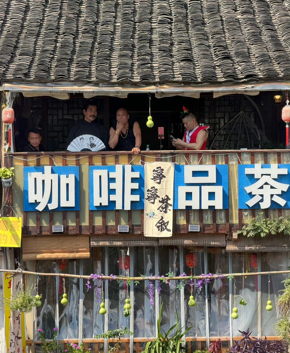 葫芦娃爷爷隔壁咖啡店遭大量差评是被恶意差评了吗[捂嘴哭] 谁让你自作小聪明了，网