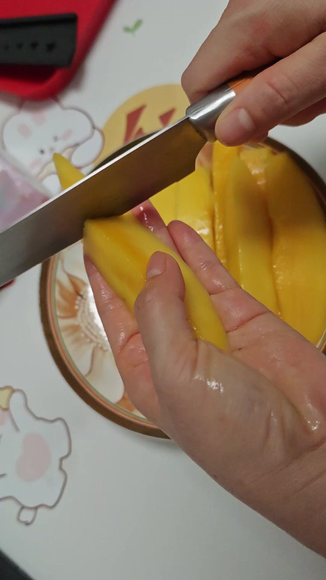 🍋超简单切法，一刀到底不流汁，轻松get完整芒果块～
1️⃣固定芒果：把芒果平