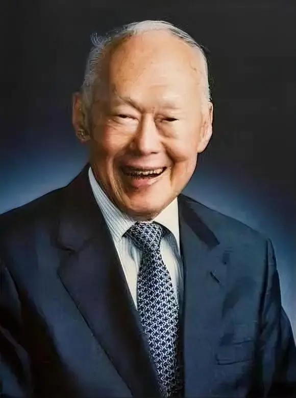 “新加坡国父”、开国总理李光耀说：“毛泽东敢于同强大的敌人做斗争，让中国人真正扬