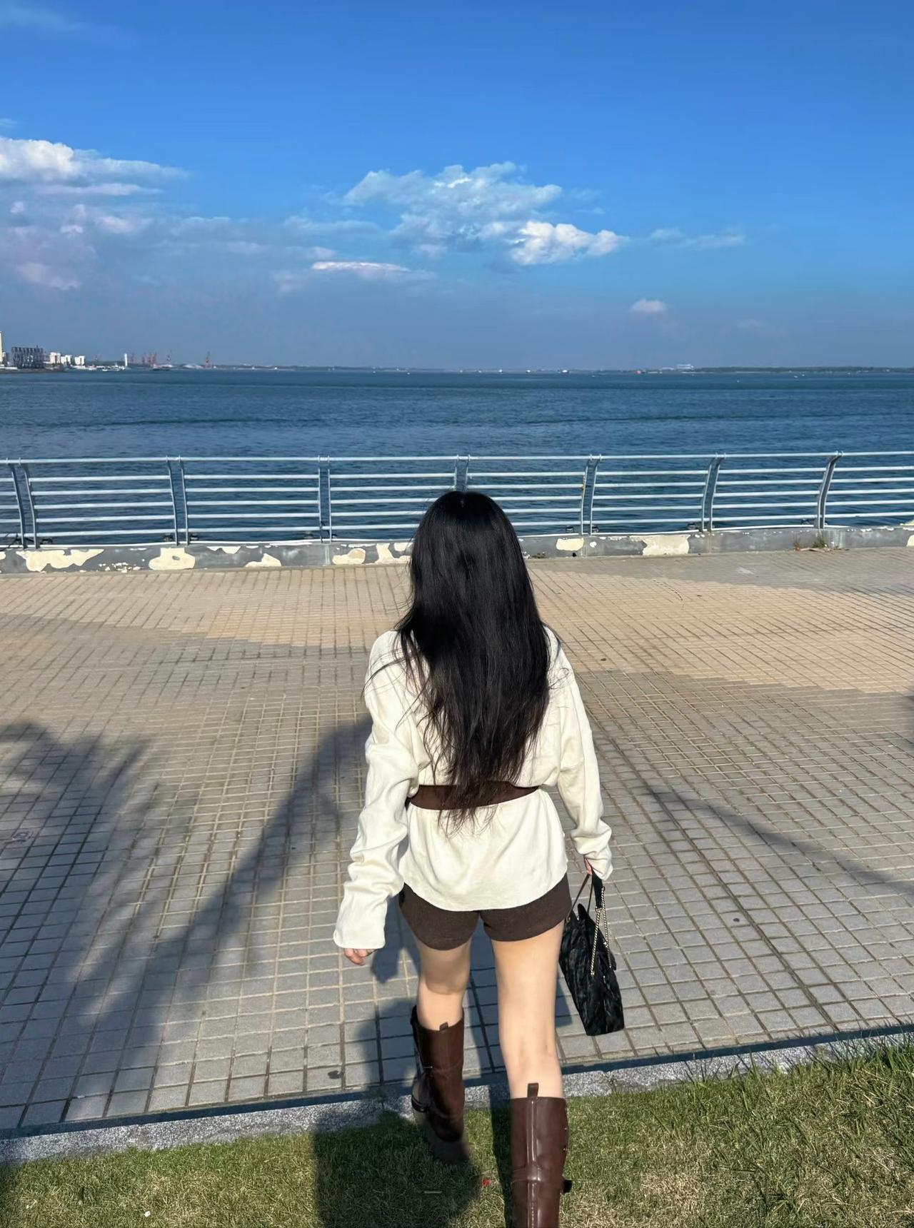 近日，我朋友的一位24岁的女学生很苦恼。
她毕业后，留在了广州某自媒体公司做文案