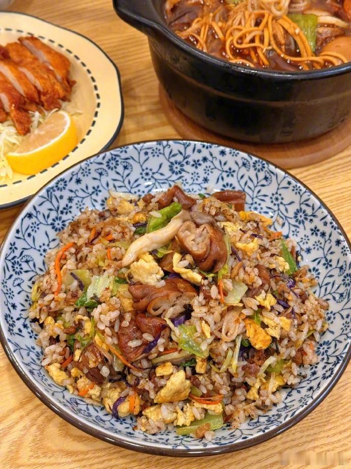 哄不好了，必须有碗肥肠炒饭 配 烫烫的砂锅才行美食日常美食日记美食分享美食教程 
