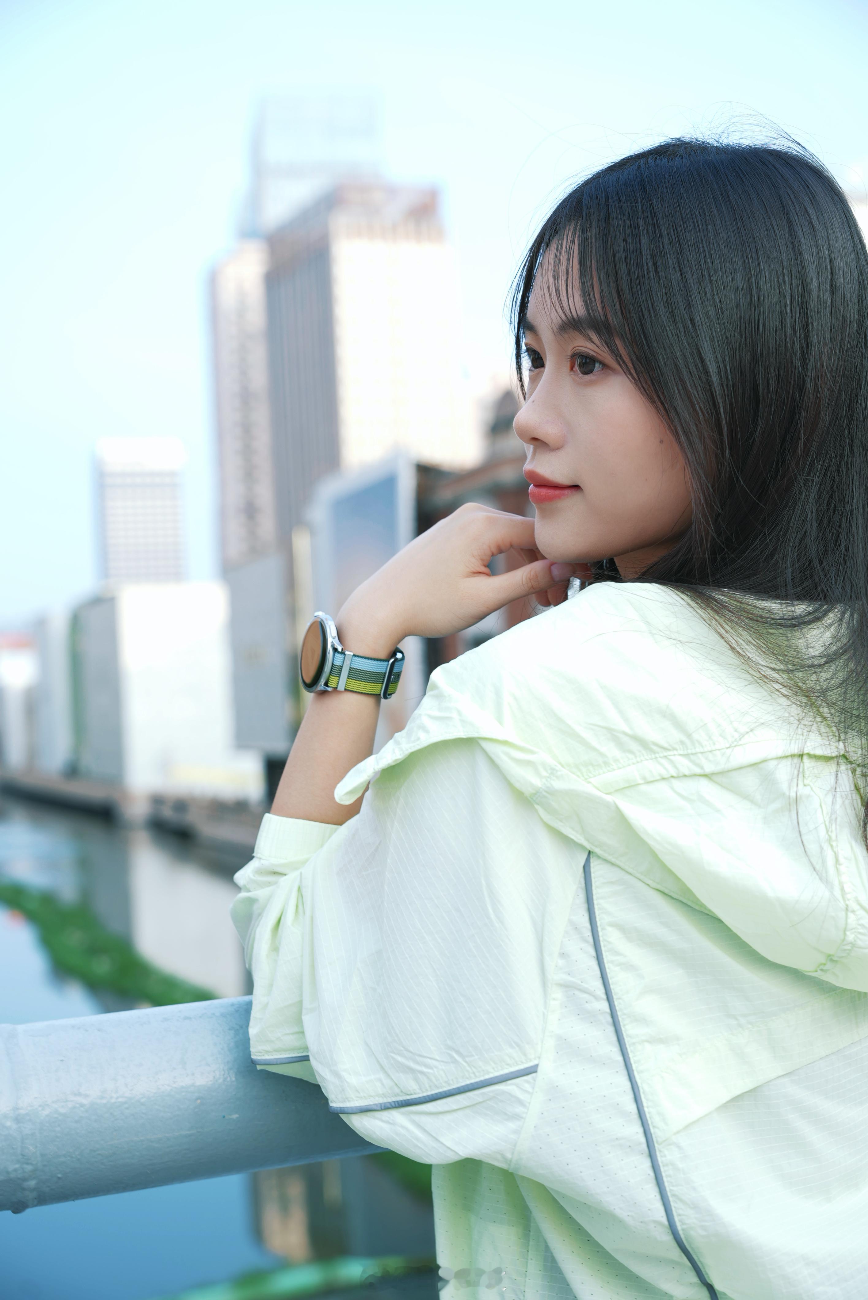 收到了OPPOx蕉内礼盒 ，里面有一件蕉内防晒衣和跃动绿茵配色的OPPO Wat