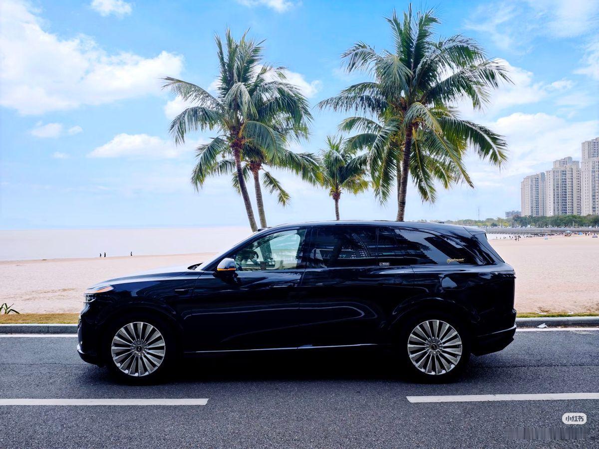 乐道L90的侧面设计广得好评，但正脸造型却让人一言难尽。
一款车，怎么还能有两副