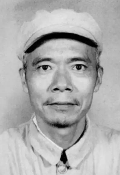 1937年，34岁的王牌特工涂作潮和邻居打牌，邻居看了他一眼，说：“你看着像共产